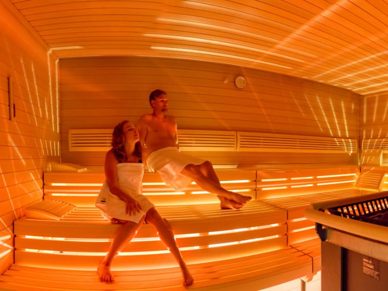 ein Paar genießt die Wärme in der Finnischen Sauna